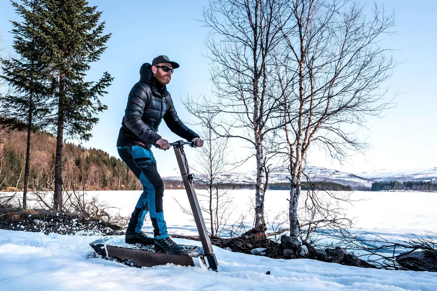 Elektrisk snøsparkesykkel i arktisk lys