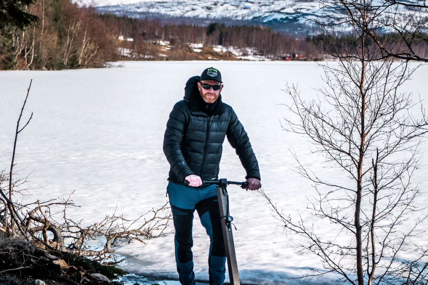 Elektrisk snøsparkesykkel i arktisk lys