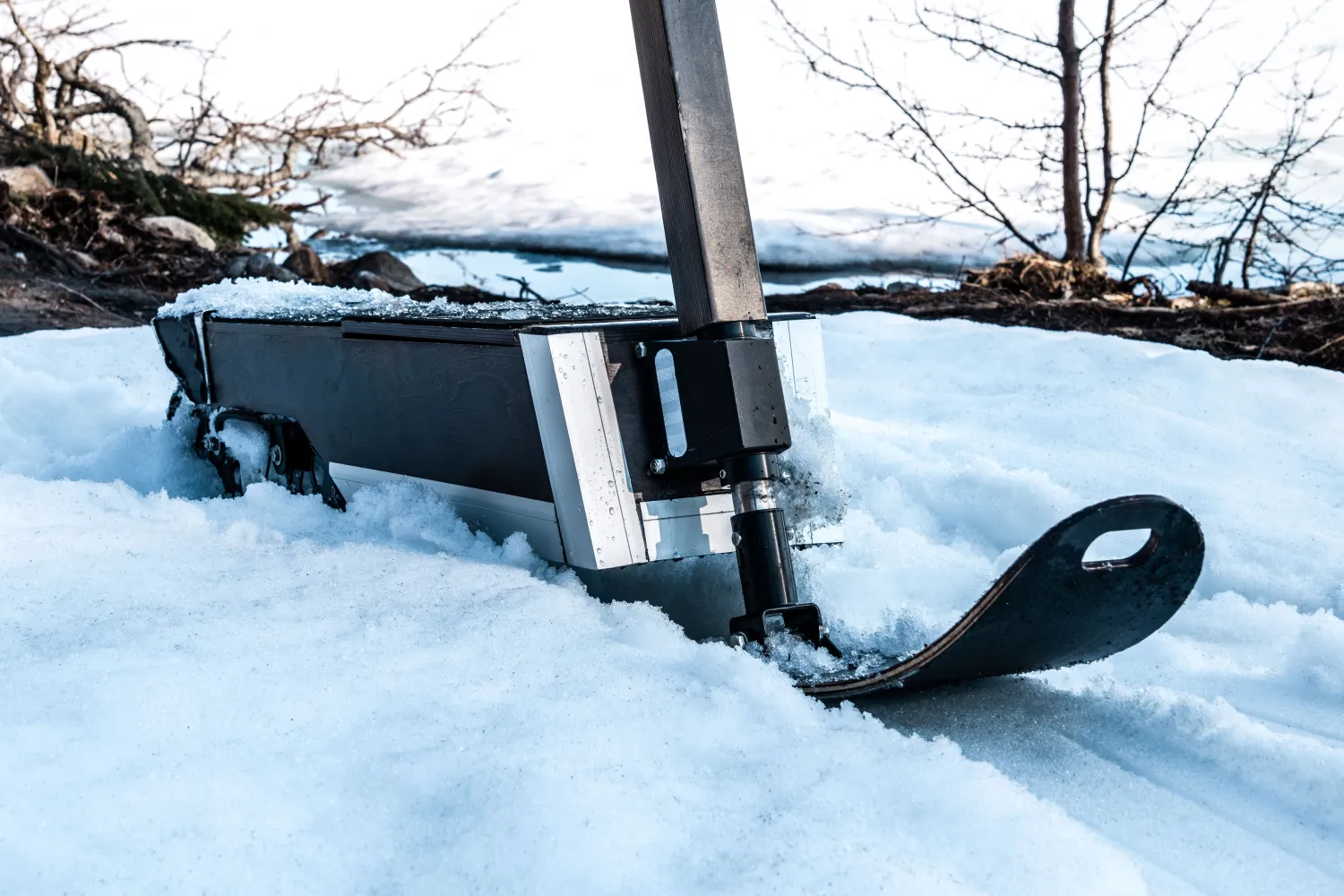 Elektrisk snøsparkesykkel i arktisk lys