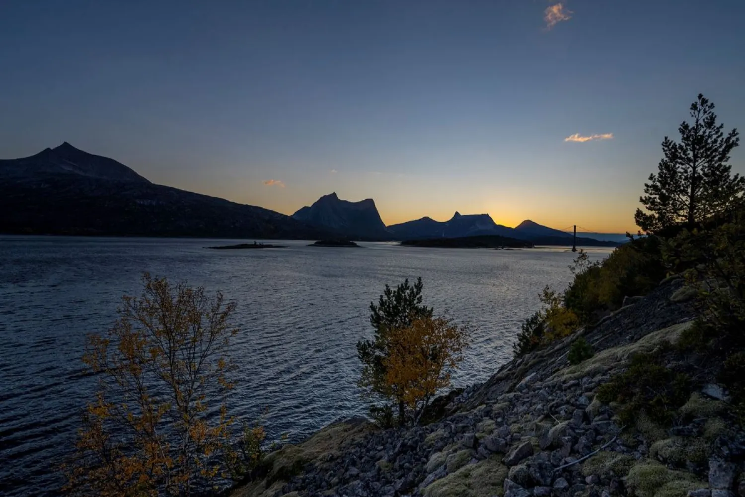 NARVIK: Fjorder og midnattssol i arktisk kveldslys