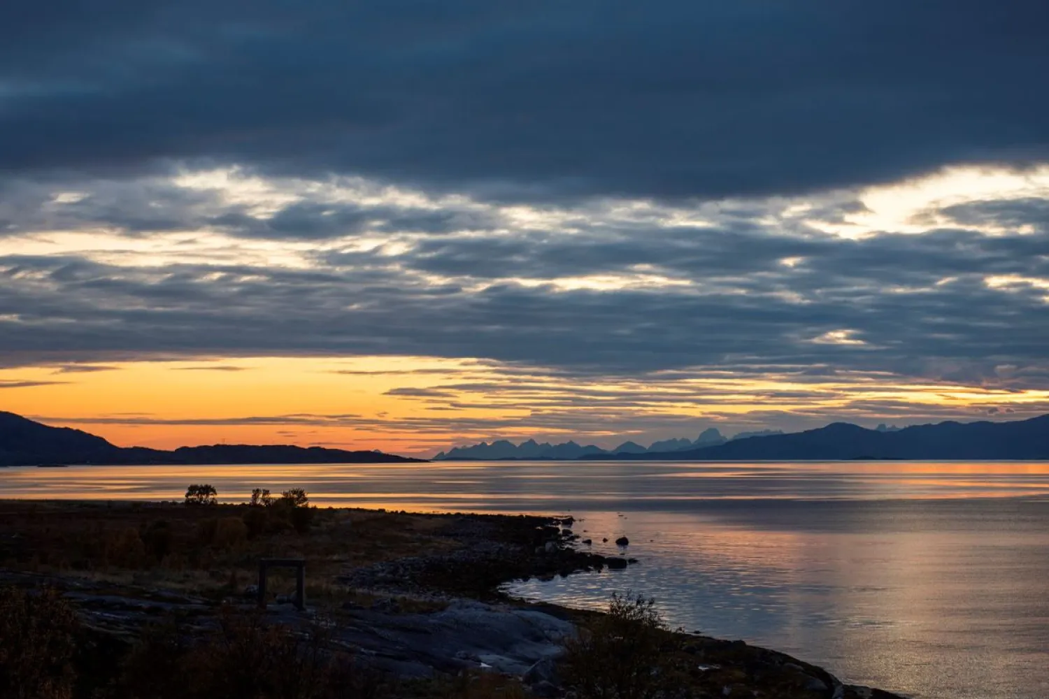 NARVIK: Fjorder og midnattssol i arktisk kveldslys