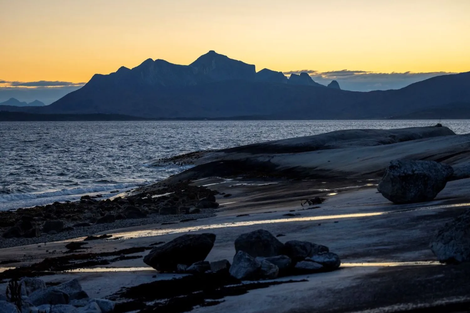 NARVIK: Fjorder og midnattssol i arktisk kveldslys