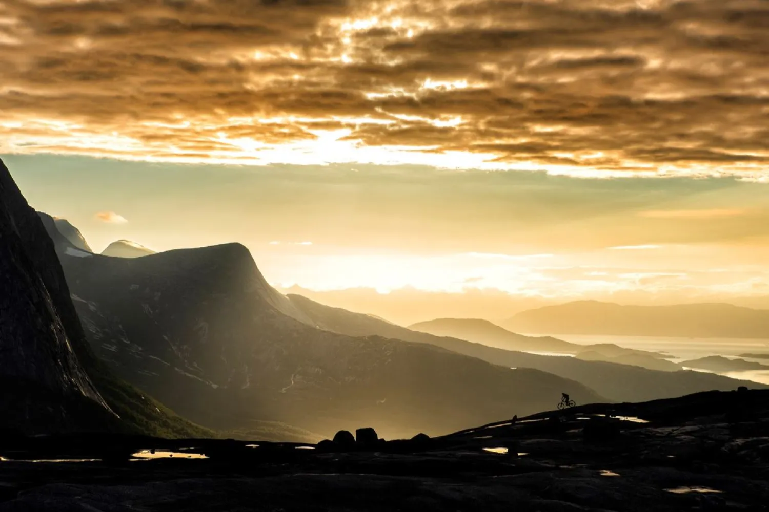 NARVIK: Fjorder og midnattssol i arktisk kveldslys