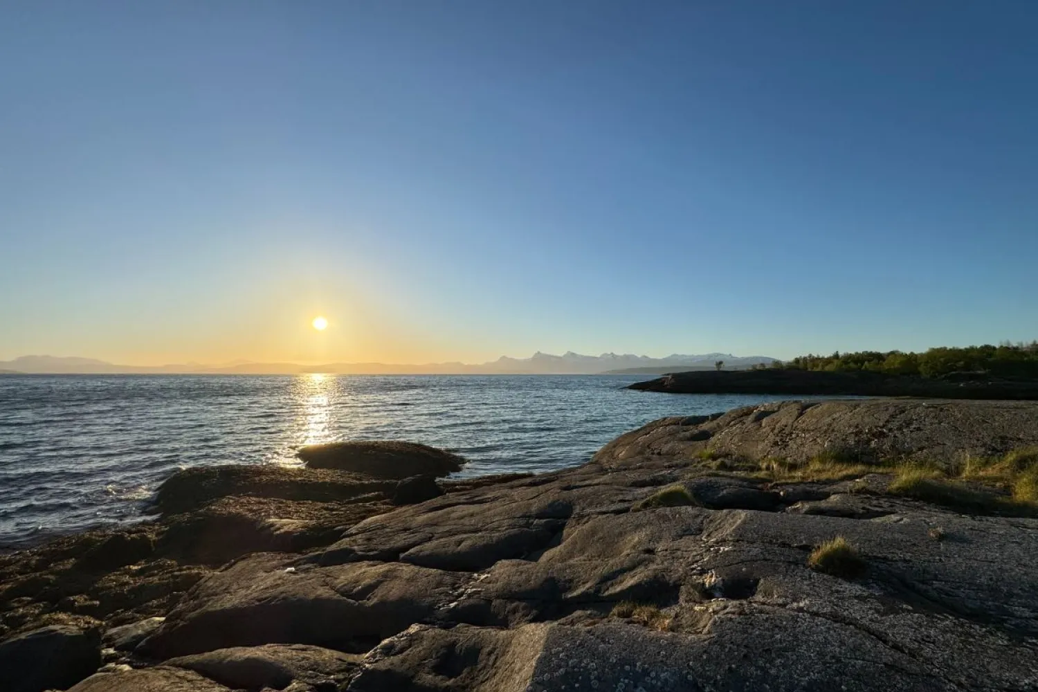 Fjordtur i Nord-Norsk sommernatt