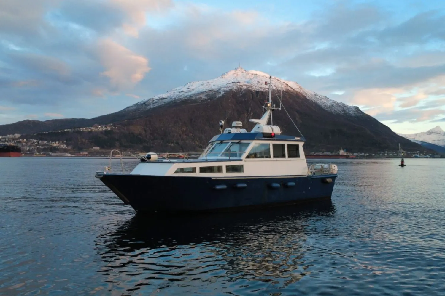 Fjordtur i Nord-Norsk sommernatt