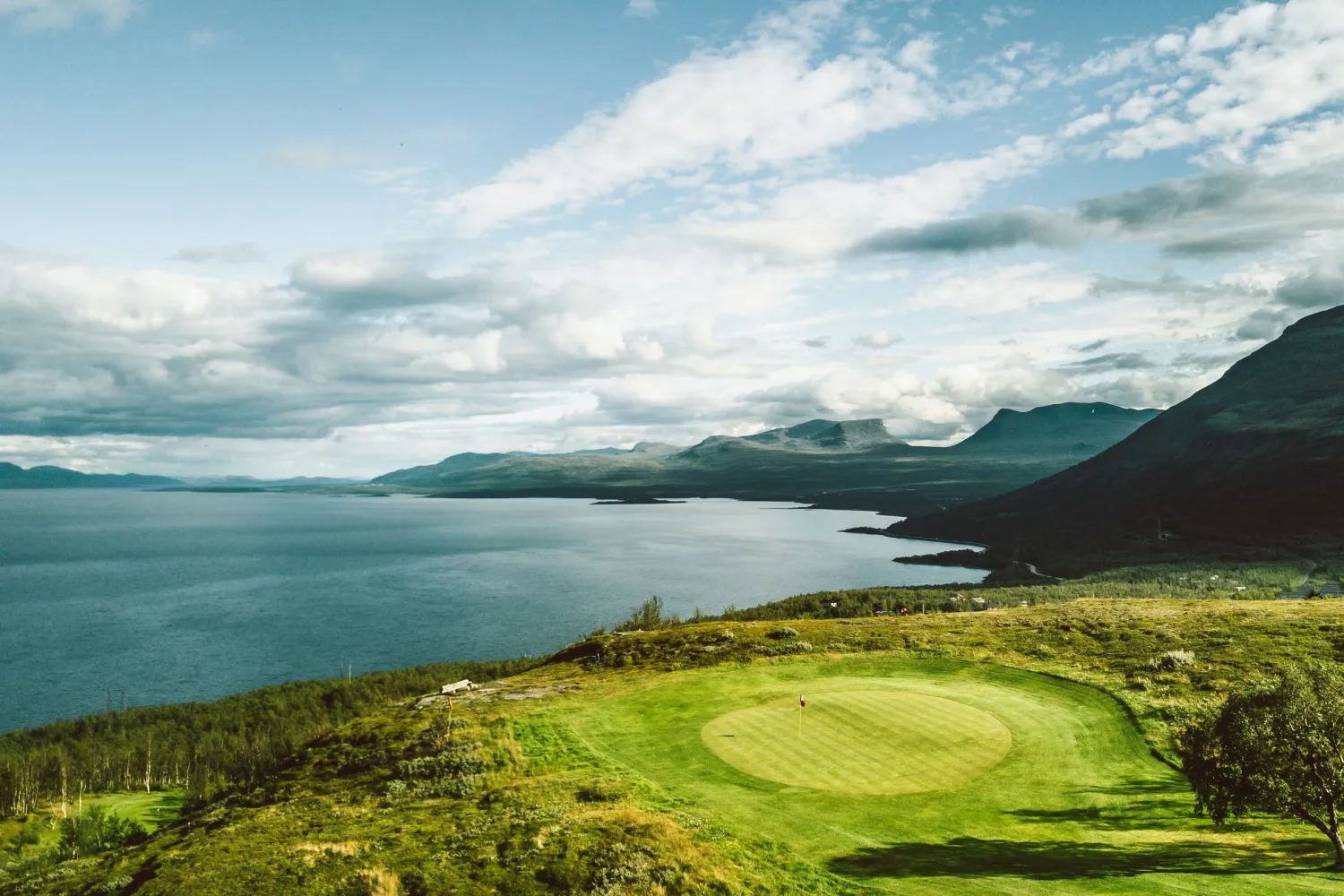 Golf under midnattsolen