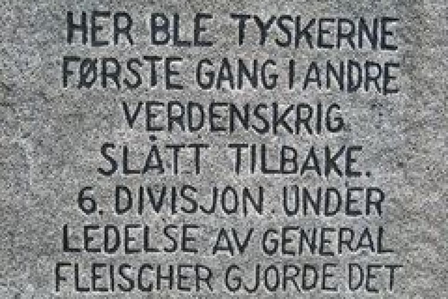 Inscription: "This is the place where the Germans experienced their first strike back. The 6th division led by General Fleischer did it" Foto: Turistkontoret i Bjerkvik