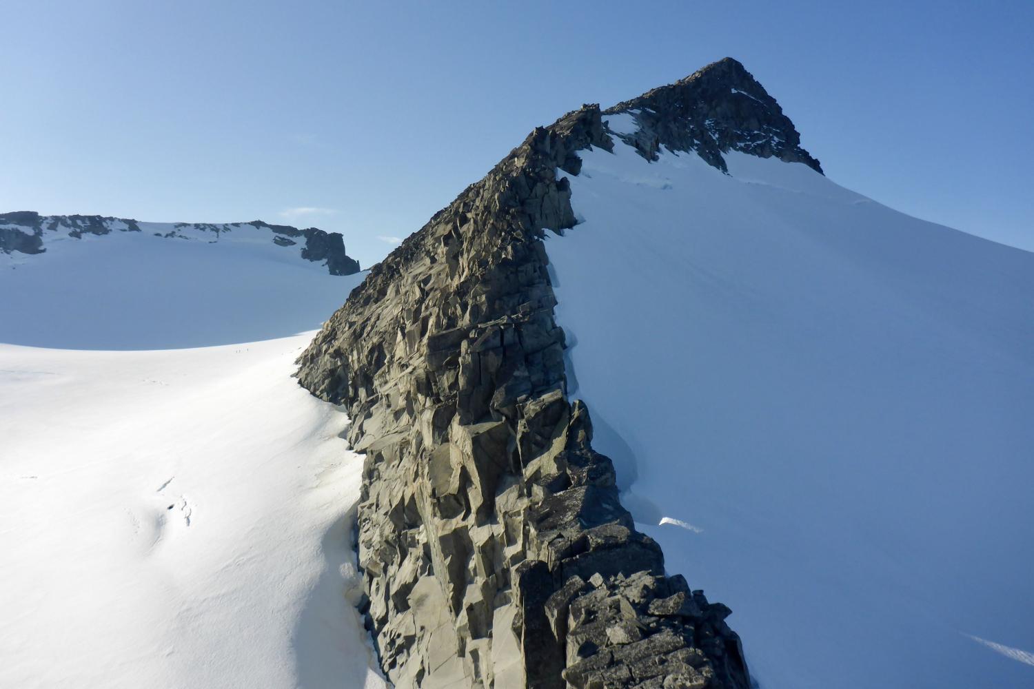  Climbing Storsteinsfjellet via the east ridge