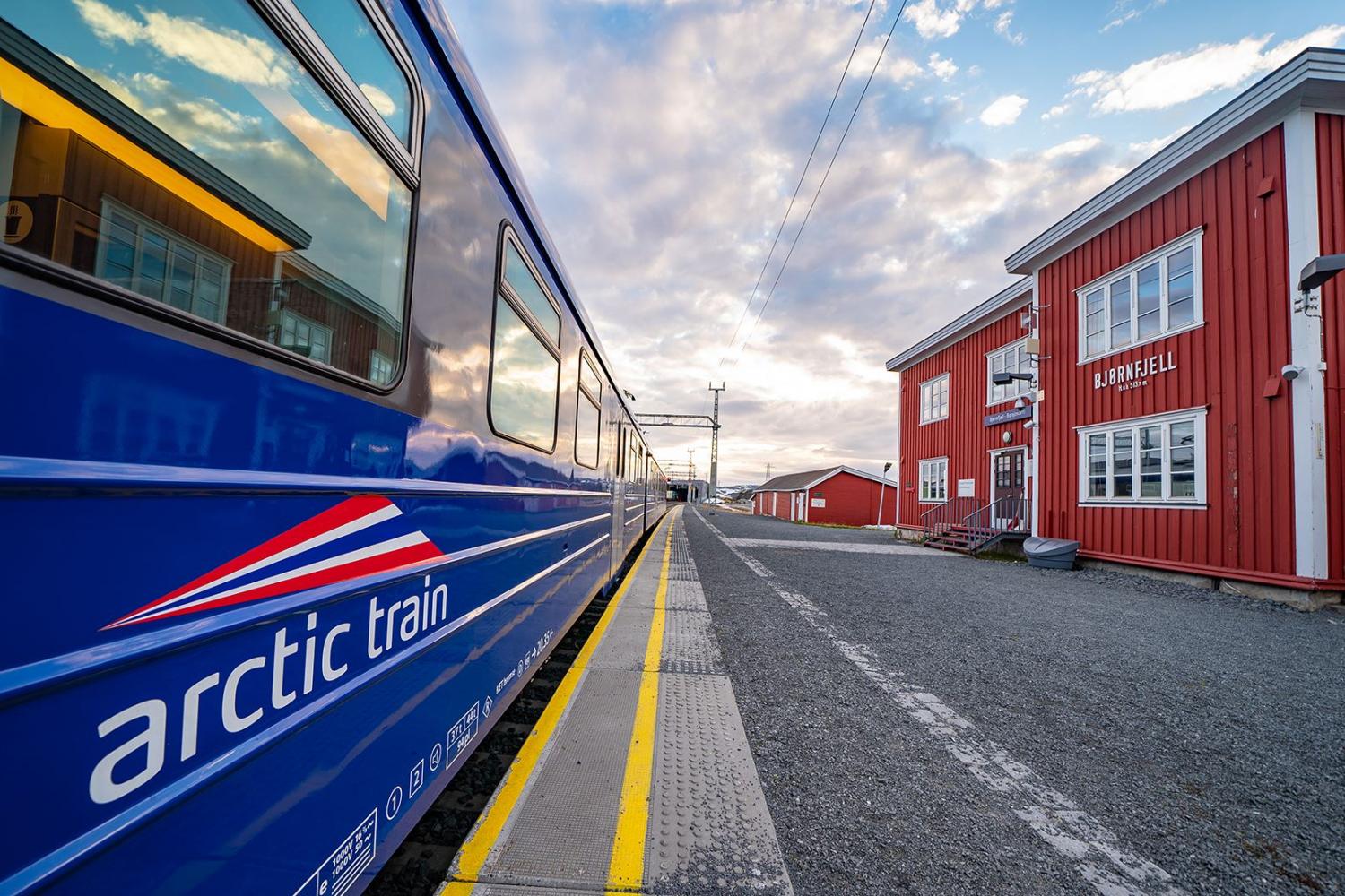 Pakke: Arctic Train, Båt/buss billetter og overnatting