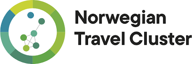 Logo med sirkelikon i grønt og blått ved siden av teksten «Norwegian Travel Cluster» på hvit bakgrunn.