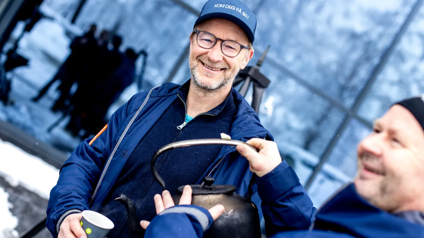 Konferansevert serverer bålkaffe til deltakere utenfor et hotell i Narvik