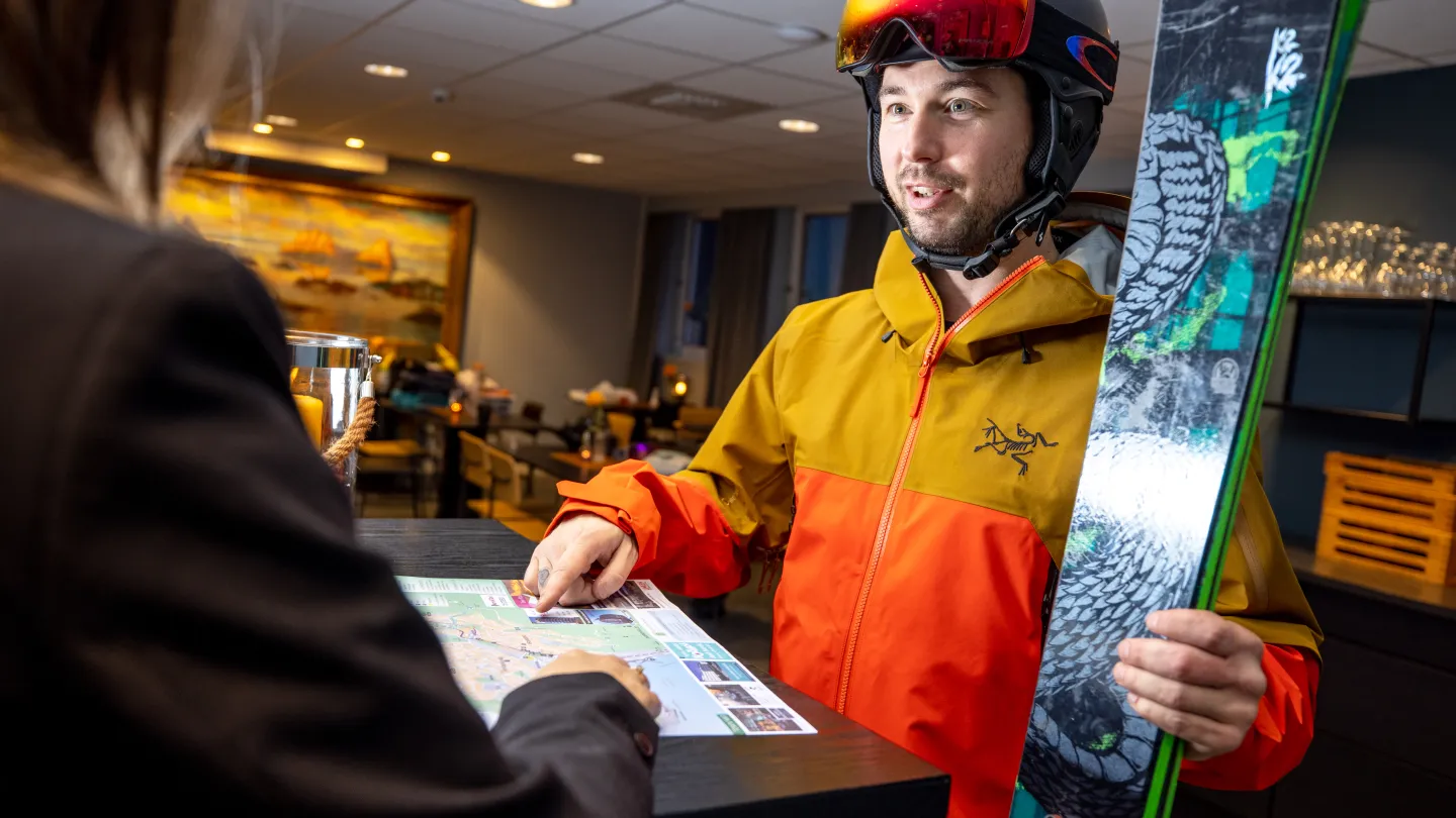 En mannlig alpingjest sjekker inn på hotell i Narvik