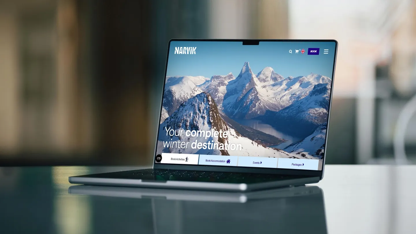 Bilde av visitnarvik.com på en laptop