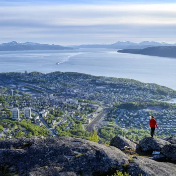 Vandrer skuer utover Narvik by fra Taraldsviktoppen i Tøttadalen
