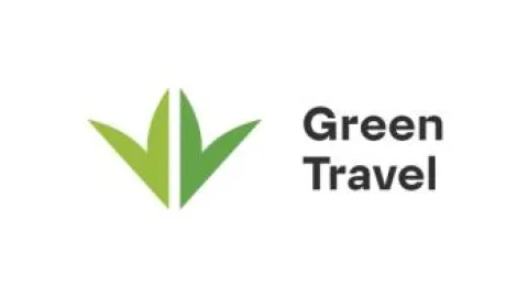 Grønn, stilisert bladlogo til venstre med teksten «Green Travel» i svart til høyre på hvit bakgrunn.