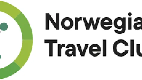 Logo med sirkelikon i grønt og blått ved siden av teksten «Norwegian Travel Cluster» på hvit bakgrunn.