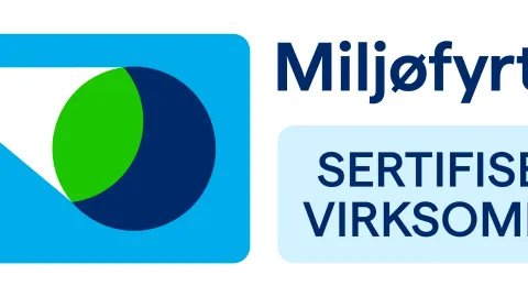 Miljøfyrtårn-logo med blått symbol og teksten «Miljøfyrtårn» samt «Sertifisert virksomhet» på lys bakgrunn.